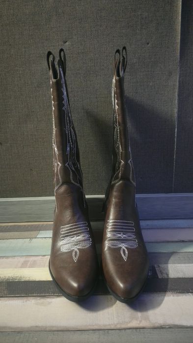 Кафяви ботуши на ток