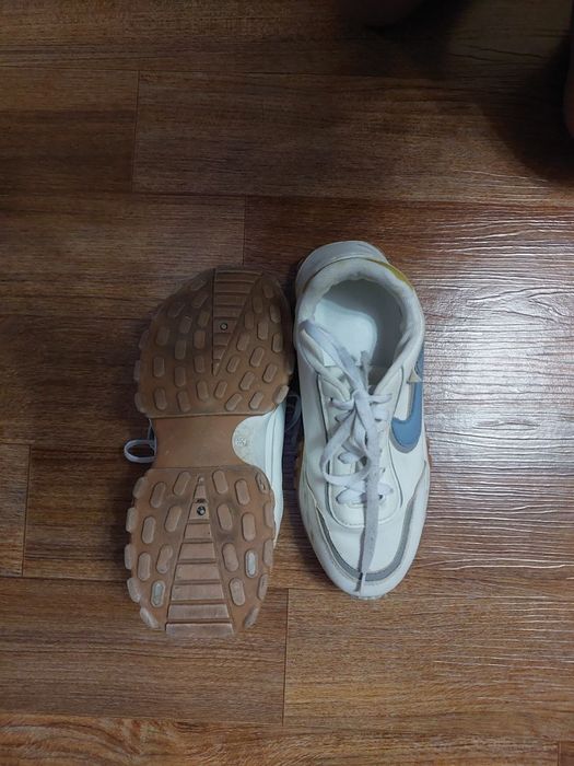 Женские кроссовки