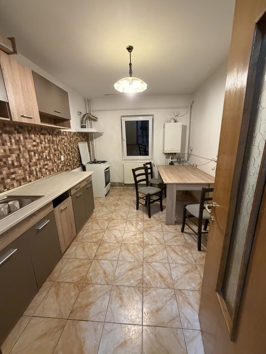 Ofer spre închiriere apartament cu 4 camere în zona Nord, Prelungirea Bradului
