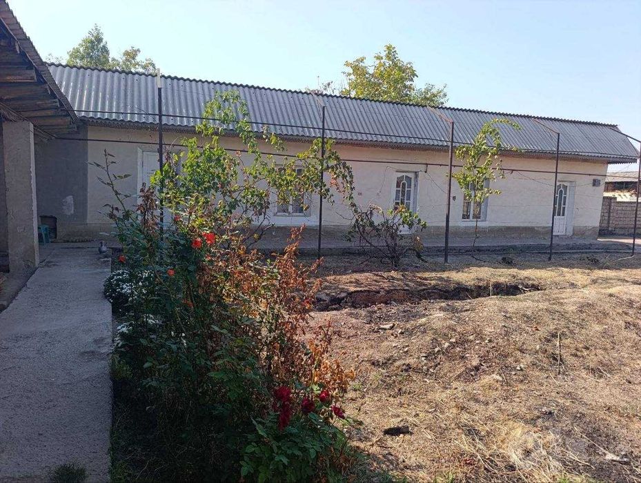 Уртасарой 8 соток 2 хона ер хисобида ховли сотилади.