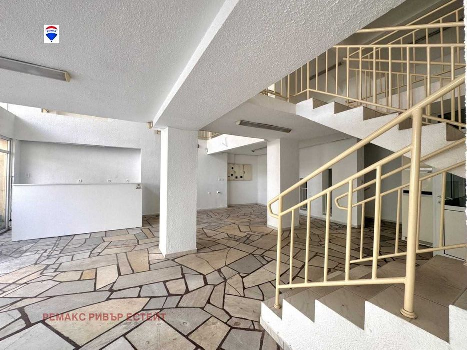 Дава се под наем Магазин в Русе, Център - 330 кв.м за 1275 € - Снимка #4