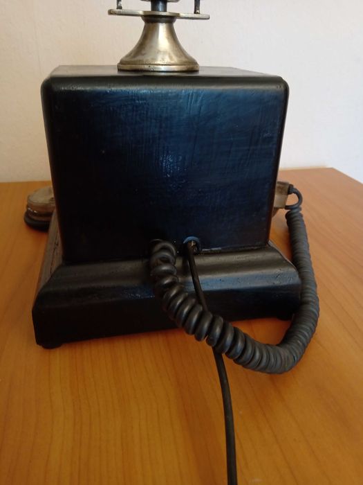 Стар ретро телефон
