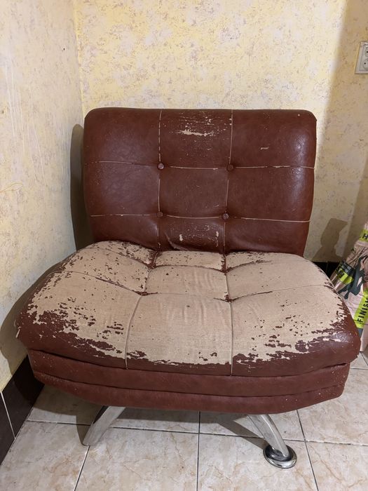 Отдам бесплатно , люстры ,кресло, диваны