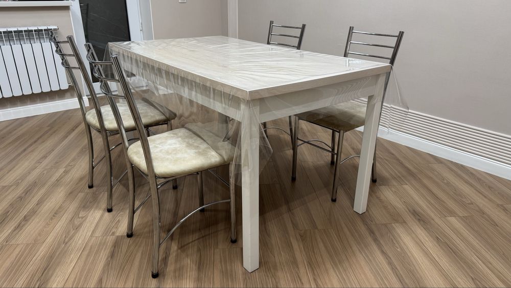 Обеденный стол и стулья 6 штук