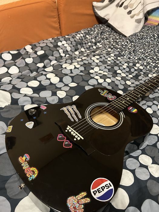 chitară acustică în stare bună