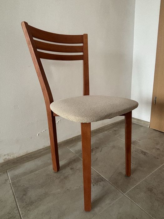 Шест трапезни стола и подарък маса