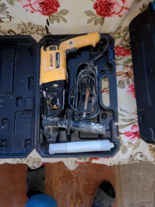 Продам-практический  новый мощный перфоратор-DeWALT в полном  комплект