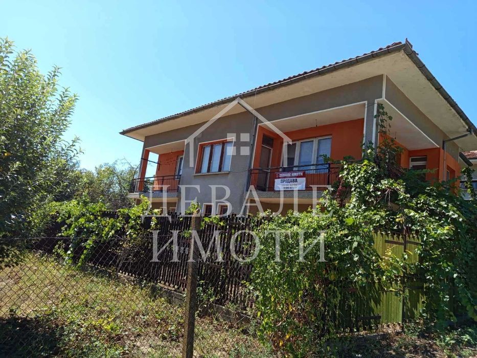 Продава се масивна двуетажна къща в центъра