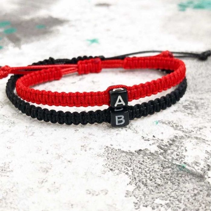 Подарочные парные браслеты с вашими инициалами в крафт конверте.