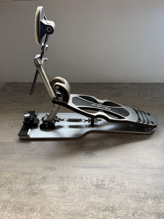 Pedală pentru tobe bass