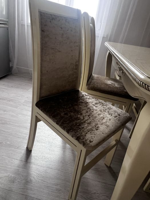 Кухонный стол со стульями