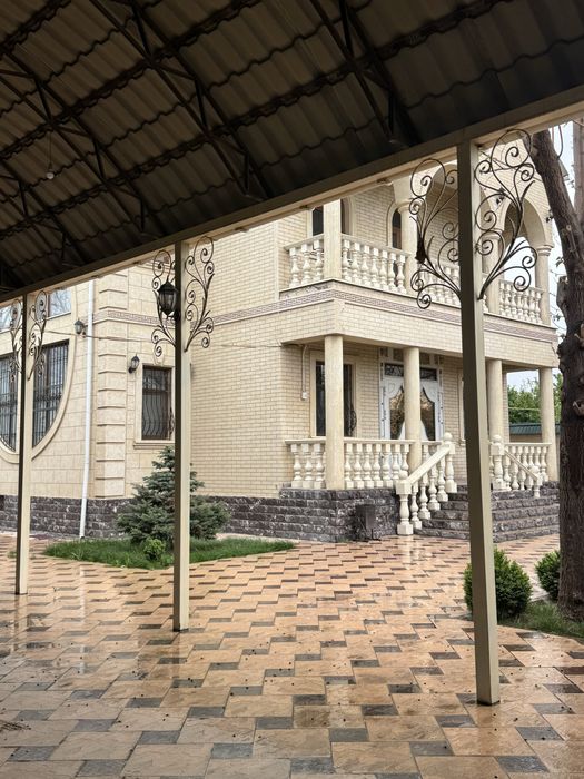 Двухэтажный дом с навесом