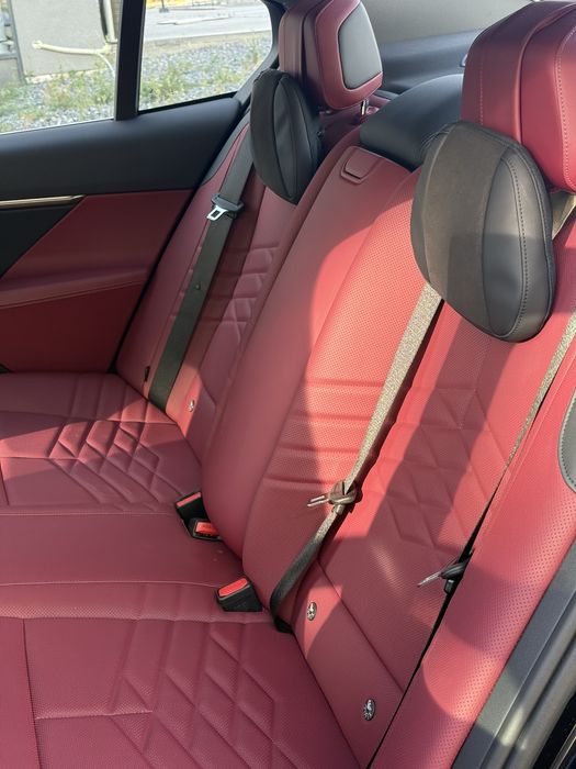 Bmw i5 40l 2025-yil +dop 4K Tv HUD Harmann Kardon Sky Lounge 360kamera