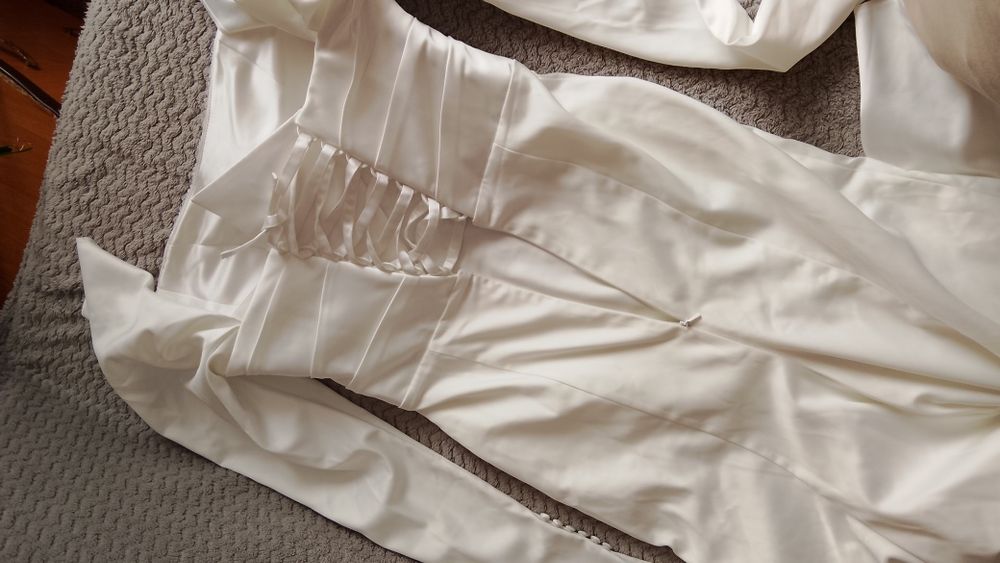 Продам платье с длинным шлейфом