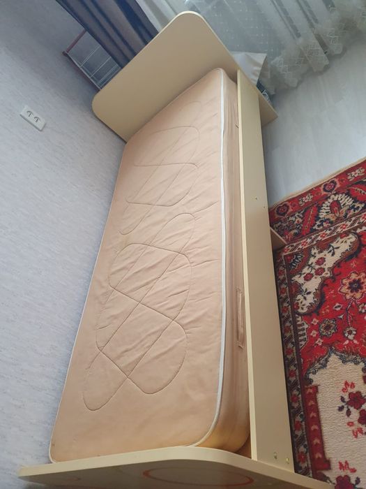 Кровать односпальная.