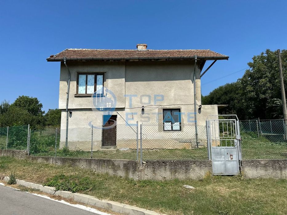 Двуетажна тухлена къща с хубава локация в село Борово, област Русе