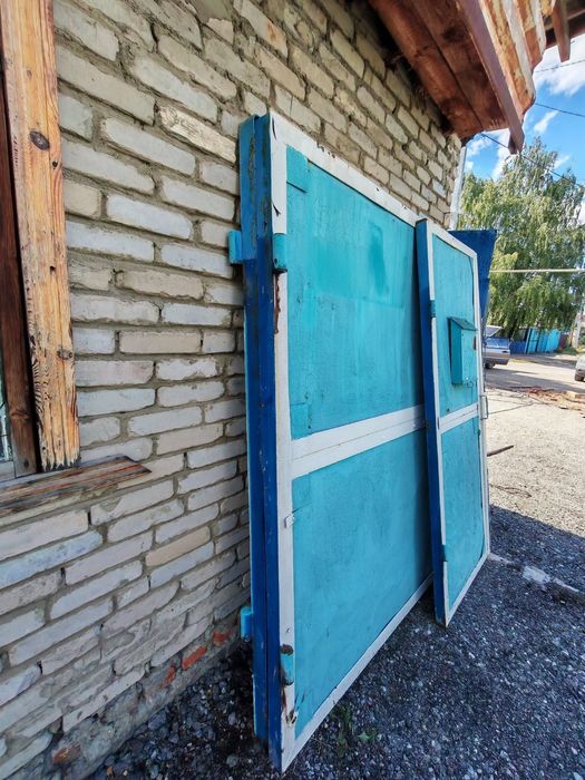 Продам Срочно ворота с калиткой вместе со столбами.