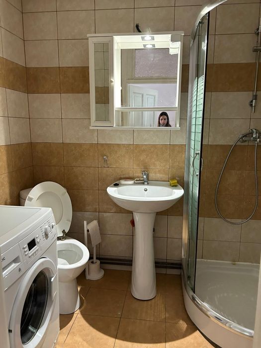 Inchiriez apartament 2 camere central, strada Avram Iancu, etaj 1