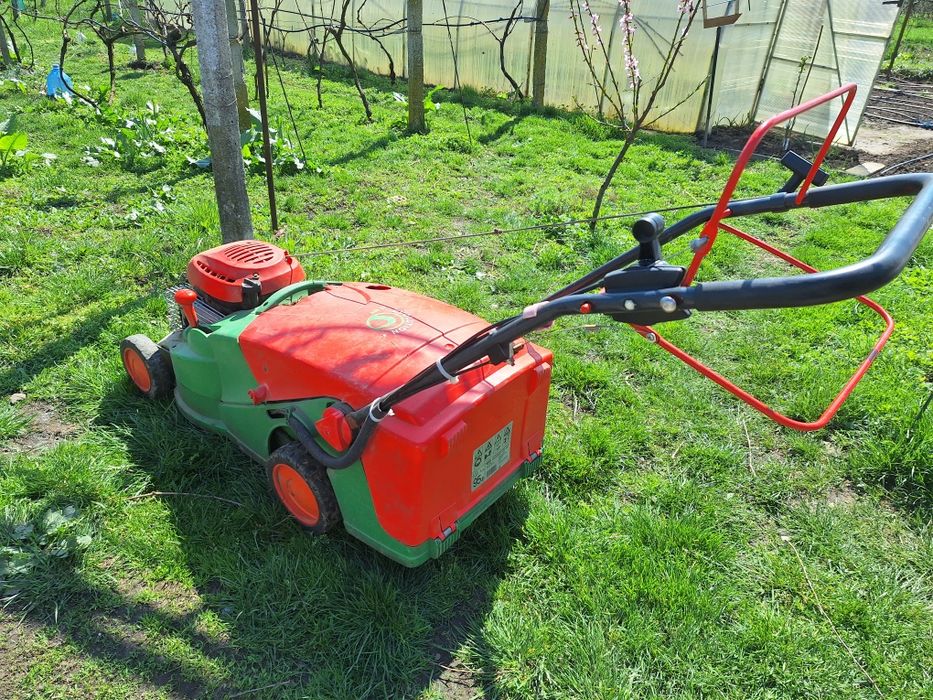 Masina Tuns Gazon Brill Germania cu Tractiun