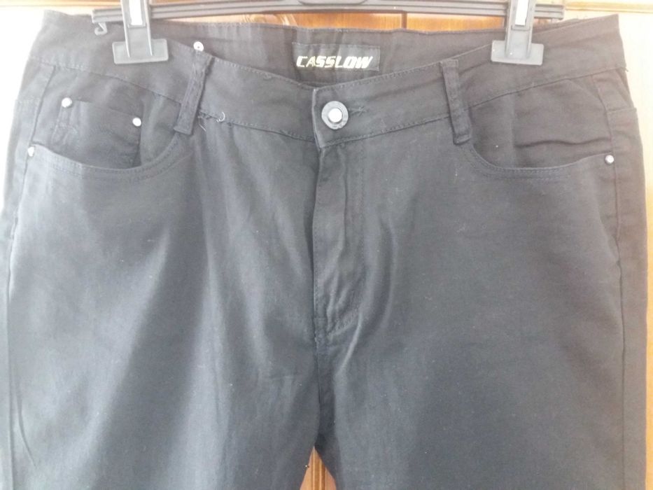 Дамски, дънков панталон в черен цвят