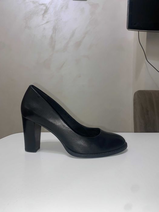 Дамски обувки - черни токчета Clarks