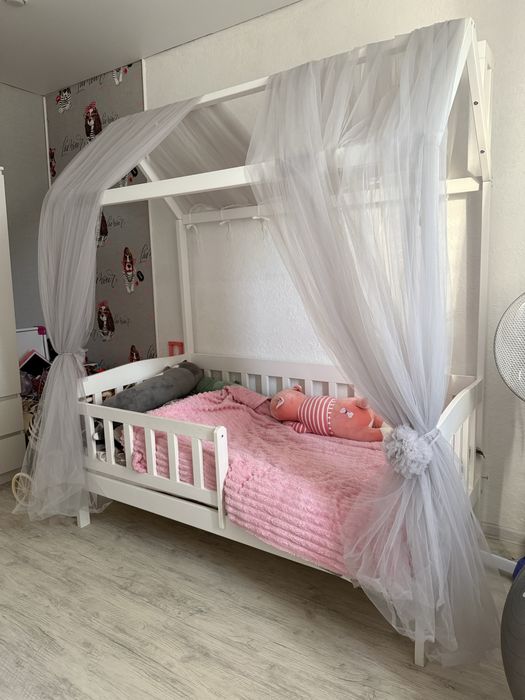 Продам детскую кровать домик