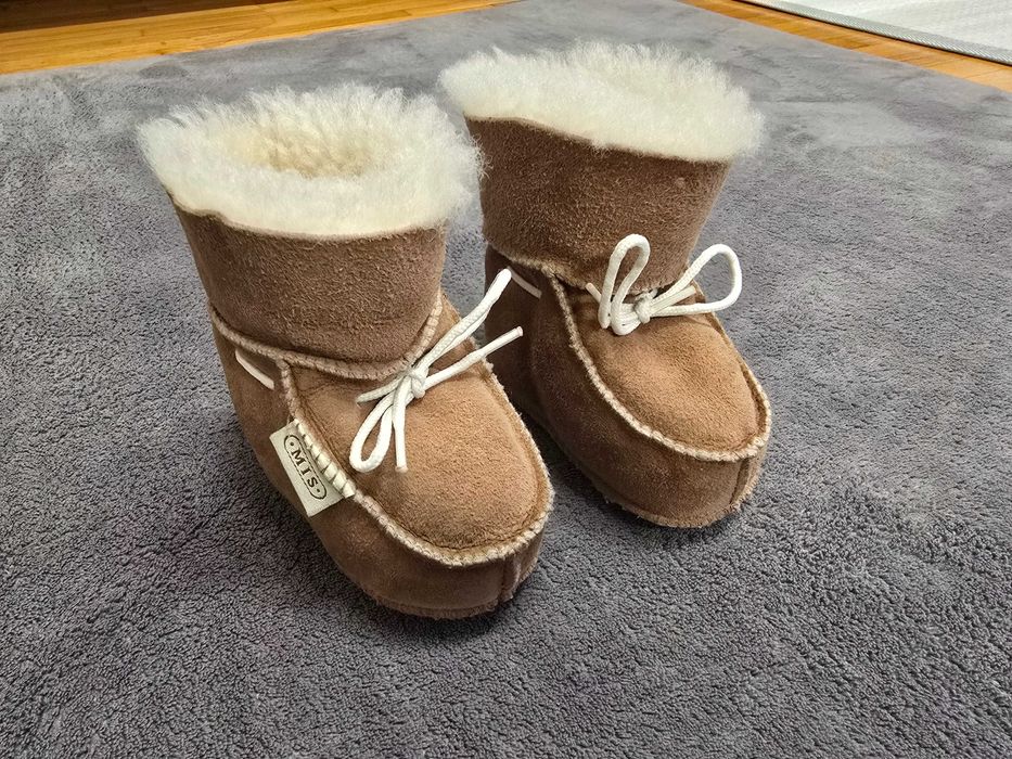 Зимни бебешки буйки от естествена кожа. Като нови!