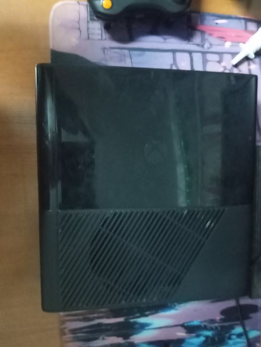продаю срочно Xbox 360 e в полном комплекте