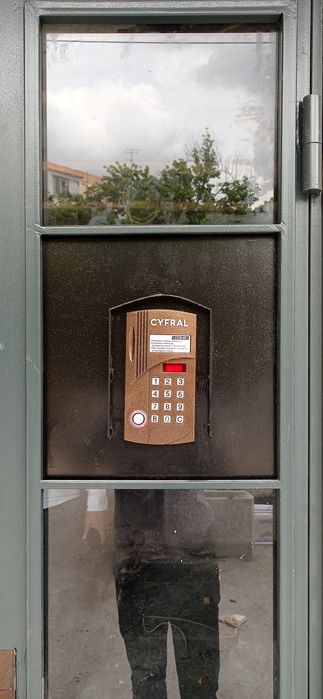 Изготовления  металлических подъездных дверей и установка домофона