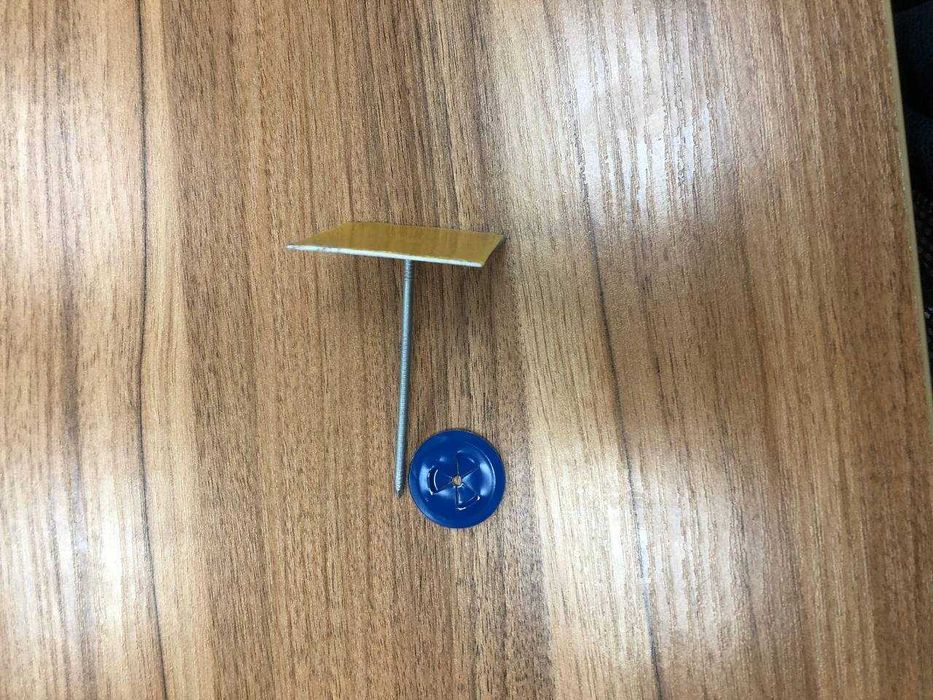 Самоклеящийся гвоздь для профилированных мембран