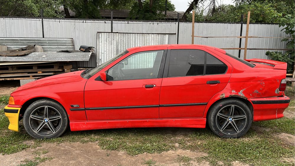 BMW 320I срочно продам машину