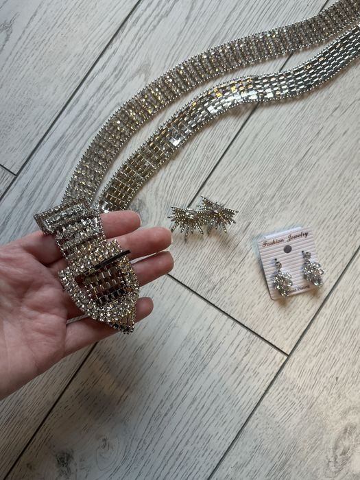 Дамски обеци блестят