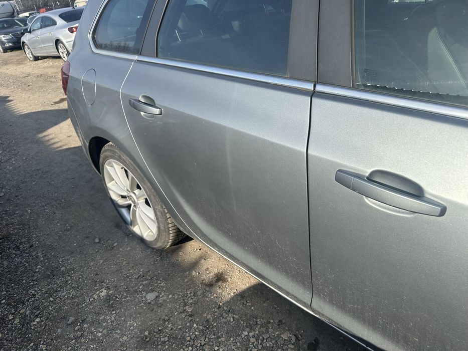 Десни врати за Опел Астра J комби!!!