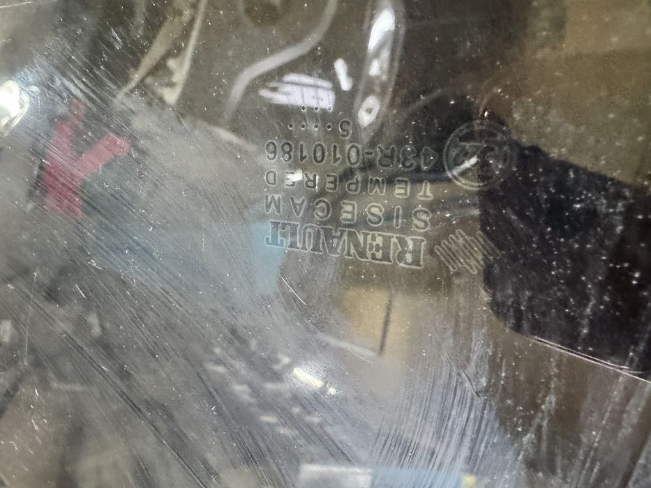 Заднее левое стекло логан сандеро