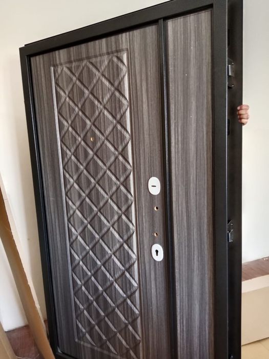 Жаңа есік сатылады.