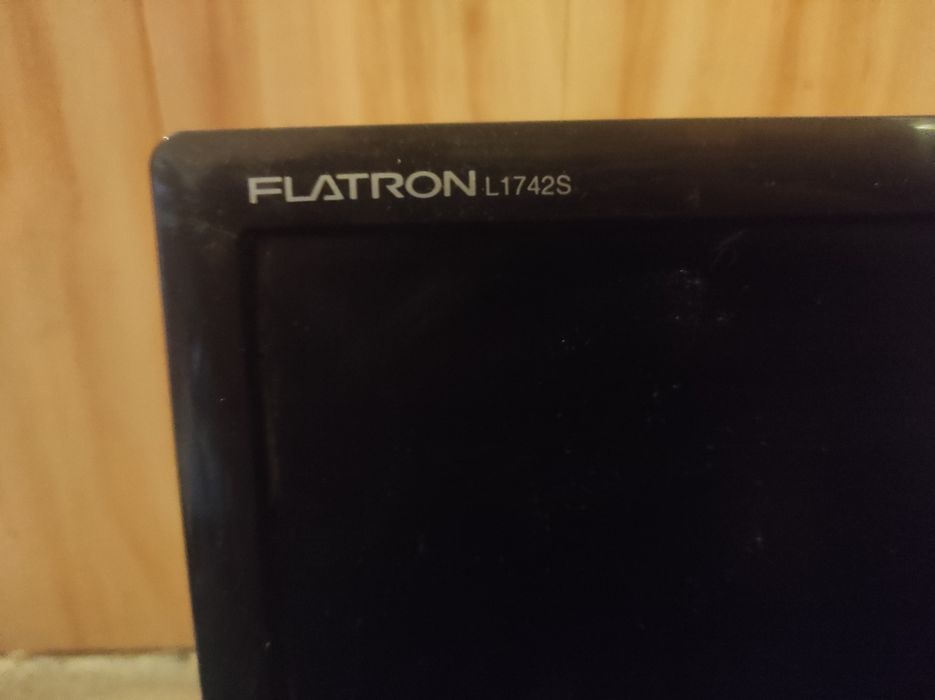 Продам 2 экрана бу одним лотом . Экраны робочие