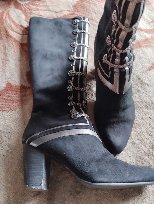 Продам замшевые сапоги