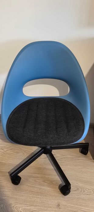 Scaun birou + pernuța pentru șezut.