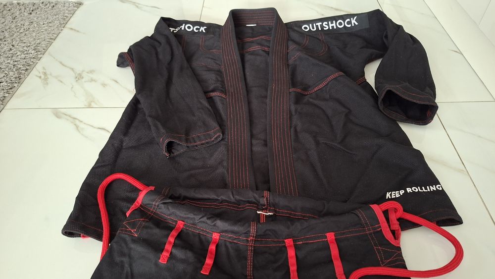 Продавам GI(кимоно) за бойни спортове (BJJ)