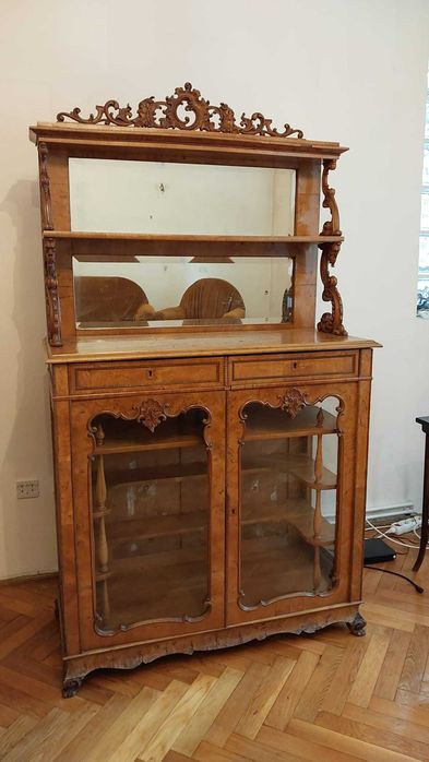 Vitrina Biedermeier (1850) 
cu oblinda si geam. Stare foarte buna.