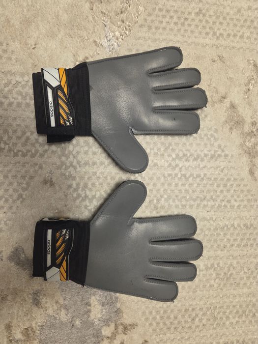 Вратарские перчатки