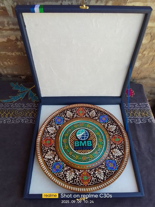 Yong'oq daraxtida dekorativ lagan olchami 30 santimetr