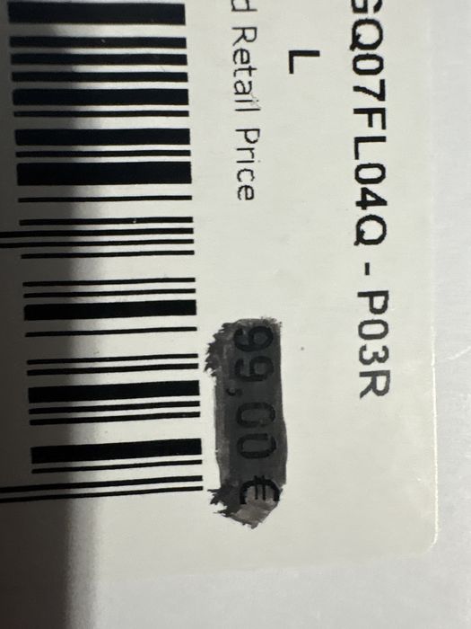 Чисто нов суитчърт Guess, с етикет