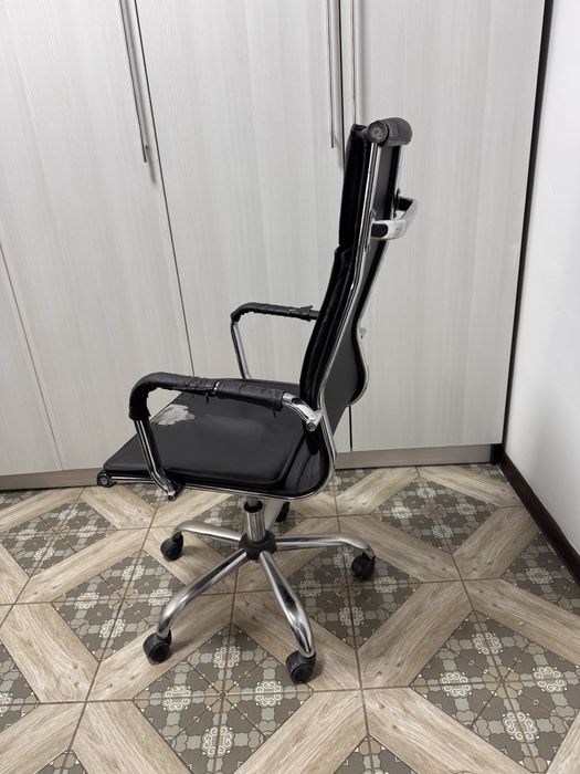 Офисное кресло кожаное