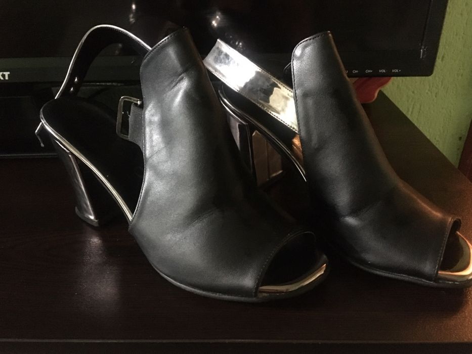 Черни сандали с бронзов ток