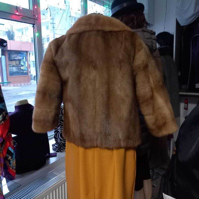 Haina blana eleganta cu maneca larga