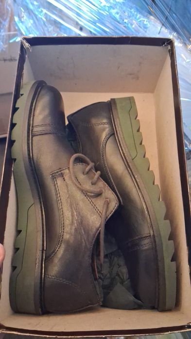 Vând încălțăminte nouă