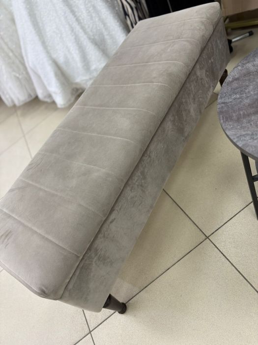 Журнальный столик и диван