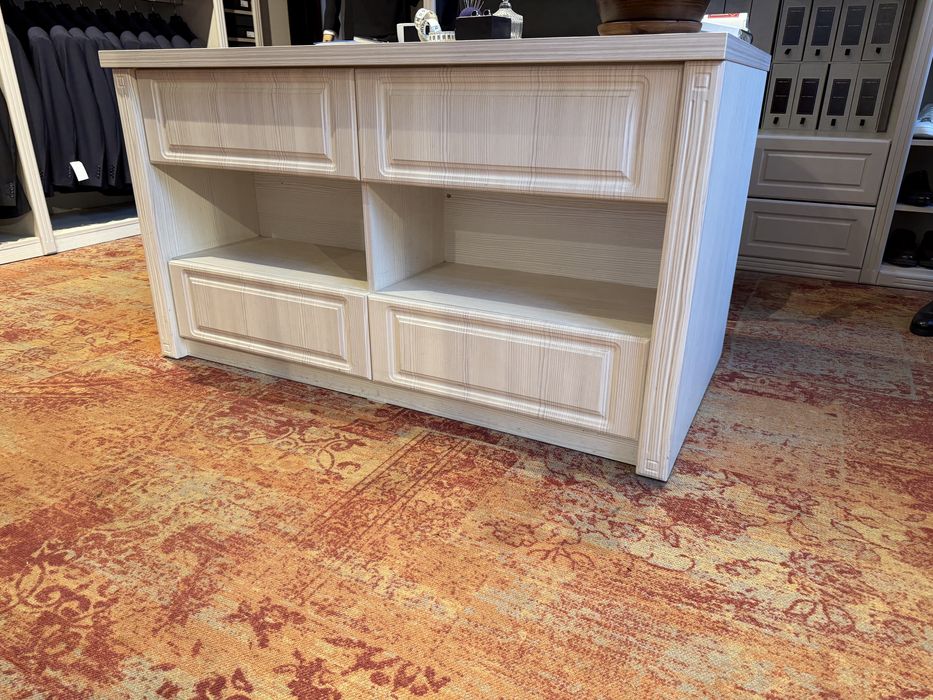 Birou pal, cu sertare.