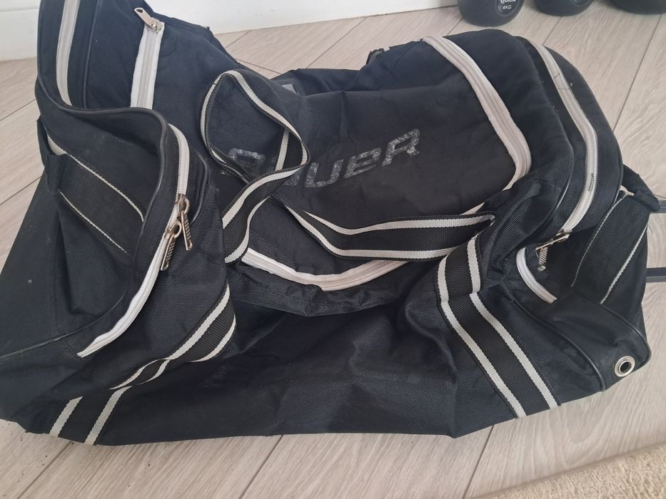 Хоккейный баул на колесах.